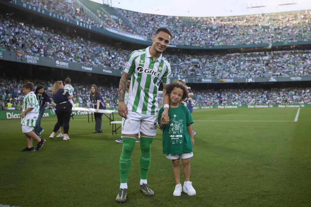 Penyerang asal Brasil, Antony, mengungkapkan bahwa ia sempat mempertimbangkan untuk pensiun dari sepak bola saat berada di titik terendah kariernya di Manchester United. (cr/x.com)