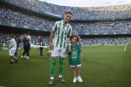 Penyerang asal Brasil, Antony, mengungkapkan bahwa ia sempat mempertimbangkan untuk pensiun dari sepak bola saat berada di titik terendah kariernya di Manchester United. (cr/x.com)