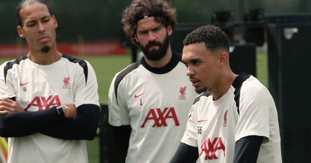 Bintang Liverpool, Trent Alexander-Arnold, memberikan pidato perpisahan yang emosional setelah menerima hadiah perpisahan dalam sesi latihan terakhirnya, mengakhiri 20 tahun kariernya di klub. (cr/x.com)