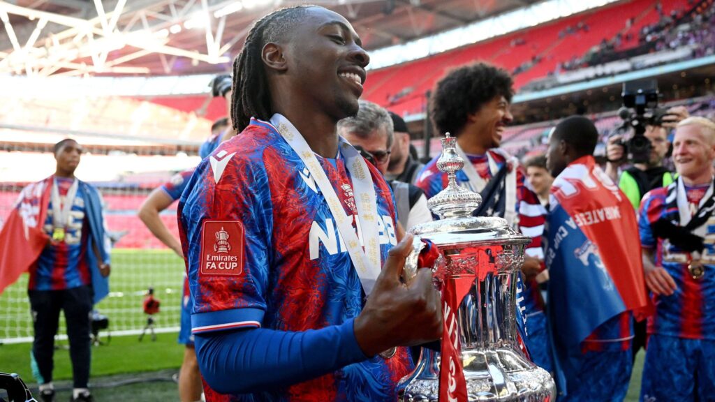 Raksasa Bundesliga, Bayern Munich, dilaporkan tengah mempertimbangkan untuk merekrut pahlawan Piala FA Crystal Palace, Eberechi Eze. (cr/x.com)