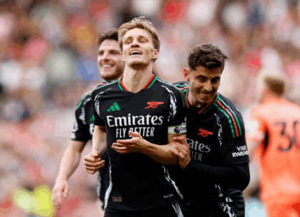 Kapten Arsenal, Martin Odegaard, memastikan kemenangan dramatis bagi timnya dengan mencetak gol pada menit ke-89, sekaligus mengirim Southampton menorehkan rekor Premier League dengan 30 kekalahan dalam semusim. (cr/x.com)