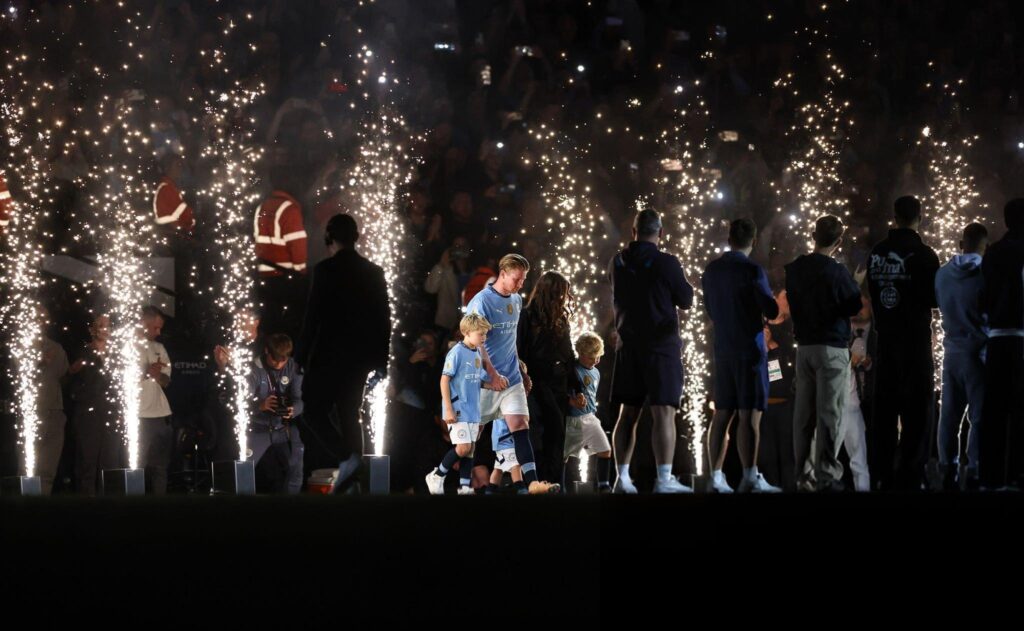 Bintang Manchester City, Kevin De Bruyne, dilaporkan semakin dekat untuk bergabung dengan Napoli setelah menerima konfirmasi bahwa Antonio Conte akan tetap melatih tim Serie A tersebut. (cr/x.com)