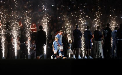 Bintang Manchester City, Kevin De Bruyne, dilaporkan semakin dekat untuk bergabung dengan Napoli setelah menerima konfirmasi bahwa Antonio Conte akan tetap melatih tim Serie A tersebut. (cr/x.com)