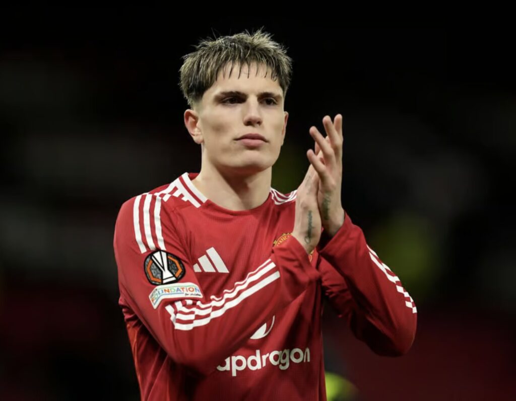 Gelandang Manchester United, Alejandro Garnacho, disarankan untuk mencari klub lain demi membuktikan bahwa performa buruk Setan Merah bukanlah sepenuhnya karena dirinya. (cr/x.com)