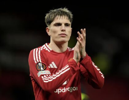 Gelandang Manchester United, Alejandro Garnacho, disarankan untuk mencari klub lain demi membuktikan bahwa performa buruk Setan Merah bukanlah sepenuhnya karena dirinya. (cr/x.com)