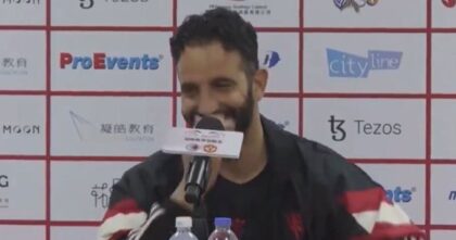 Manajer Manchester United, Ruben Amorim, tak dapat menyembunyikan tawanya saat mendengar pertanyaan tentang kemungkinan Alejandro Garnacho bertahan di Old Trafford. (cr/x.com)