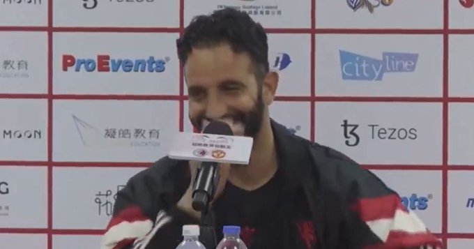 Manajer Manchester United, Ruben Amorim, tak dapat menyembunyikan tawanya saat mendengar pertanyaan tentang kemungkinan Alejandro Garnacho bertahan di Old Trafford. (cr/x.com)