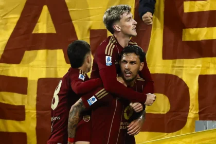 AS Roma menjaga peluang untuk mengamankan tiket Liga Champions musim depan usai menundukkan 10 pemain AC Milan dengan skor 2-1 dalam laga lanjutan Serie A yang diwarnai kontroversi di Stadio Olimpico, Minggu (18/5) malam WIB. (cr/Football Italia)