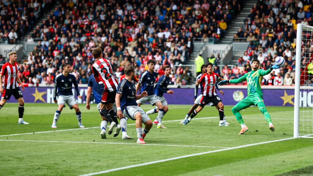 Brentford sukses menjaga asa untuk berlaga di kompetisi Eropa musim depan usai memenangkan laga sengit kontra Manchester United dengan skor 4-3 di Gtech Community Stadium pada Minggu, (4/5) waktu setempat. (cr/Brentford FC)