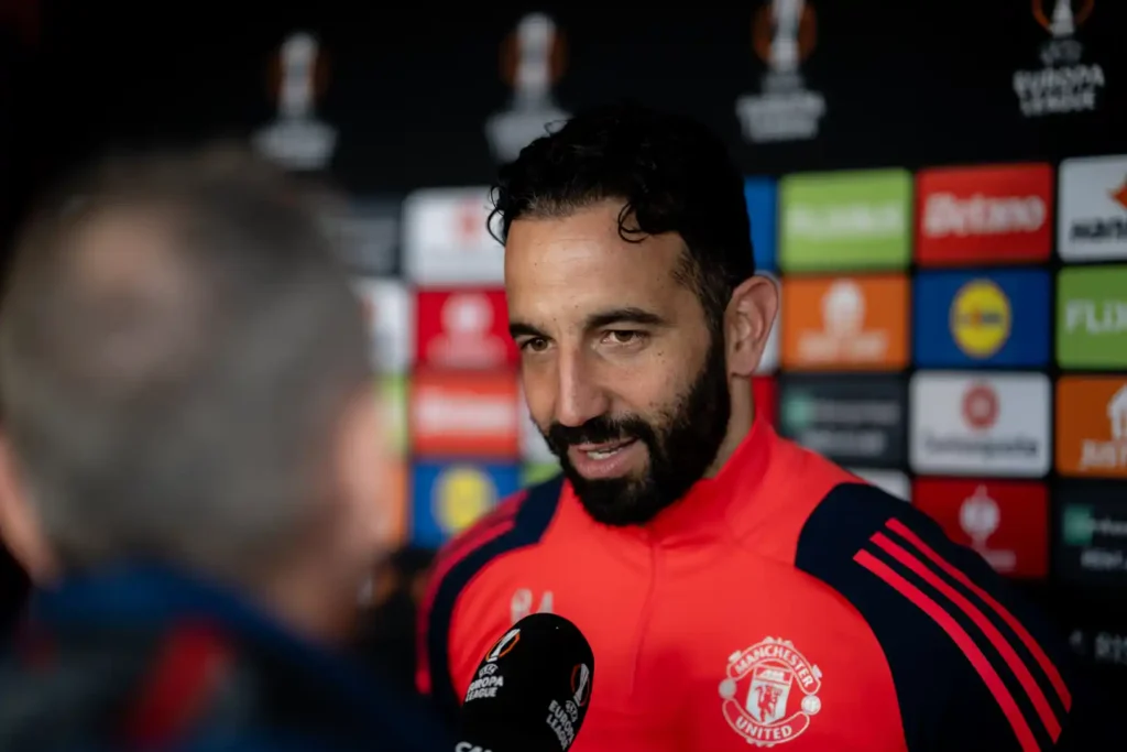 Wenger berpendapat bahwa tim yang menjuarai Liga Europa seharusnya kembali berlaga di Liga Europa musim berikutnya, dan tidak mendapatkan tiket otomatis ke Liga Champions. Menanggapi usulan tersebut, pelatih Manchester United, Ruben Amorim, memberikan komentarnya. (cr/manutd.com)