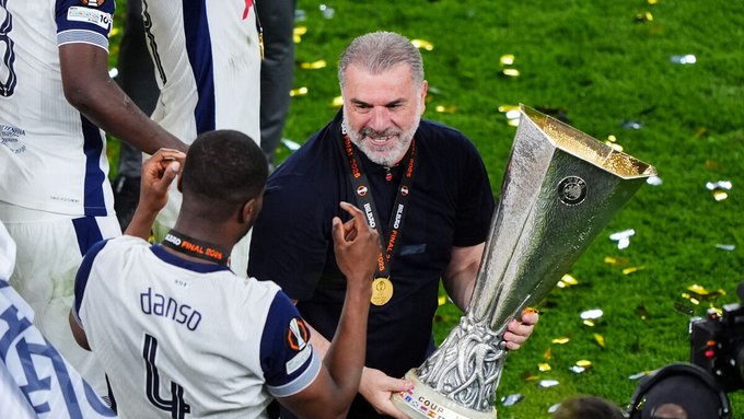 Setelah berhasil mengakhiri penantian panjang selama 17 tahun dengan membawa Tottenham Hotspur menjuarai Liga Europa, pelatih Ange Postecoglou segera mengklarifikasi masa depannya. (cr/x.com)