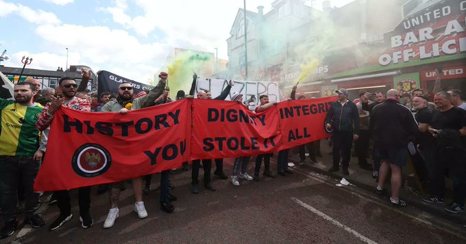 Ratusan penggemar Manchester United kembali menggelar aksi protes di luar Stadion Old Trafford, Minggu (25/5), (cr/x.com)
