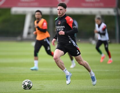 Gelandang Arsenal, Declan Rice, menyerukan kepada rekan-rekan setimnya untuk menunjukkan "nyali besar" dan menciptakan "momen-momen ajaib" jika mereka ingin membalikkan defisit di semifinal Liga Champions melawan Paris Saint-Germain (PSG) dan melaju ke final. (cr/Arsenal)