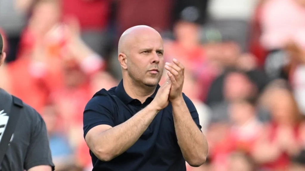 Manajer Liverpool, Arne Slot, mengakui adanya inkonsistensi dalam performa timnya, terutama di awal babak kedua, saat bermain imbang 2-2 melawan Arsenal. (cr/Liverpool)