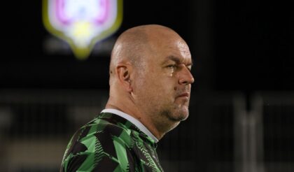 Keberhasilan ini tidak hanya menjadi pesta bagi para Bobotoh, tetapi juga mencatatkan nama sang pelatih, Bojan Hodak, dalam sejarah klub. (cr/Persib.co.id)