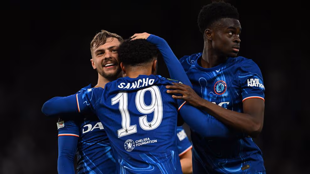 Gelandang Chelsea, Kiernan Dewsbury-Hall, tak dapat menyembunyikan kegembiraannya usai memastikan langkah The Blues ke final Conference League. (cr/uefa.com)