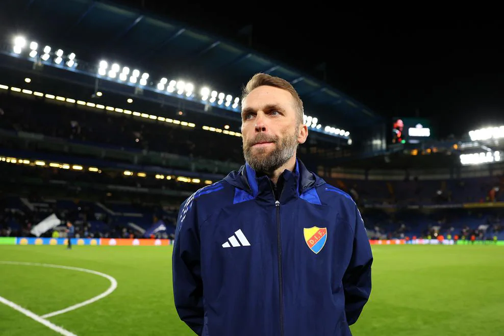 Meski harus mengakui keunggulan Chelsea di semifinal Conference League, pelatih Djurgården, Jani Honkavaara, dan kapten tim Jacob Une tetap menunjukan rasa bangga atas perjalanan bersejarah tim mereka di kompetisi Eropa musim ini. (cr/uefa.com)