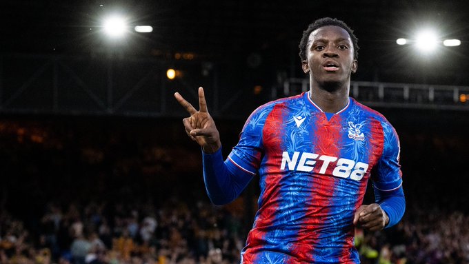 Perayaan juara Piala FA Crystal Palace terus berlanjut. The Eagles kembali meraih kemenangan di Liga Primer dengan menundukkan Wolverhampton Wanderers 4-2 di Selhurst Park pada Rabu (21/5) dini hari WIB. (cr/x.com)