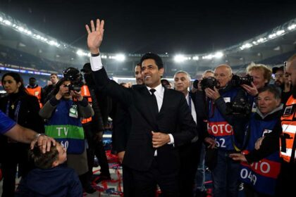 Presiden Paris Saint-Germain (PSG), Nasser Al-Khelaifi, tak dapat menyembunyikan kegembiraannya usai kemenangan mendebarkan Les Rouge et Bleu atas Arsenal di semifinal Liga Champions di Parc des Princes, Kamis (9/5/2025) dini hari WIB. (cr/PSG)