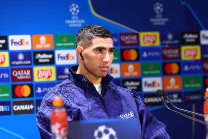 Bek sayap Paris Saint-Germain (PSG), Achraf Hakimi, meyakini dukungan fanatik suporter di Parc des Princes akan menjadi senjata utama timnya saat menjamu Arsenal pada leg kedua semifinal Liga Champions, Kamis (8/5/2025) dini hari WIB. (cr/PSG)