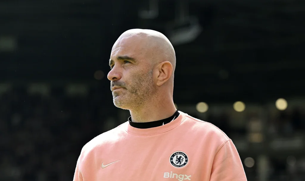 Pelatih Chelsea, Enzo Maresca, tak dapat menyembunyikan rasa bangganya melihat semangat juang para pemainnya yang tampil solid meski harus bermain dengan sepuluh orang selama lebih dari satu jam di kandang Newcastle United. (cr/Chelsea)