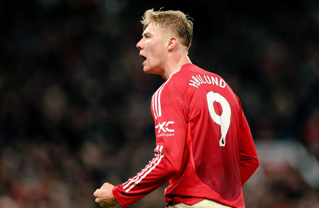 Penyerang Manchester United, Rasmus Hojlund, dikabarkan tengah mencari jalan keluar dari Old Trafford. Klub raksasa Italia, Inter Milan, disebut-sebut siap menawarkan jalur penyelamatan bagi pemain asal Denmark tersebut, menyusul perjuangannya yang belum maksimal di Premier League. (cr/x.com)