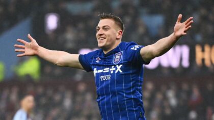 Chelsea berhasil mengamankan jasa penyerang muda Ipswich Town, Liam Delap, setelah menyepakati persyaratan pribadi dalam kontrak berdurasi enam tahun. (cr/x.com)