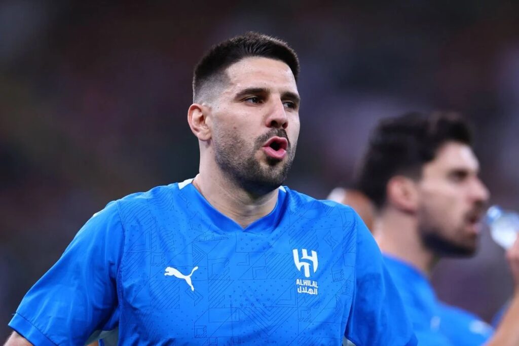Manchester United dikabarkan tengah mempertimbangkan langkah mengejutkan untuk mendatangkan penyerang Al-Hilal, Aleksandar Mitrovic. (cr/x.com)