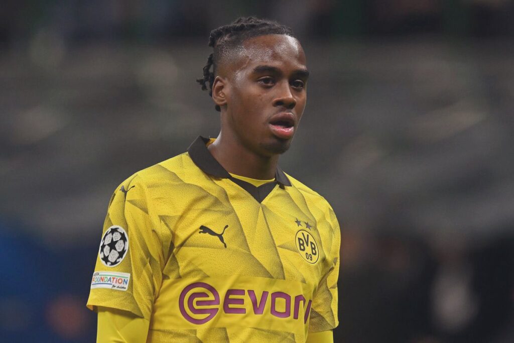 Chelsea dilaporkan sedang dalam pembicaraan intensif untuk memboyong winger muda Borussia Dortmund, Jamie Bynoe-Gittens (sering disingkat Jamie Gittens), dengan tawaran mencapai £50 juta (sekitar Rp 1 triliun). (cr/x.com)
