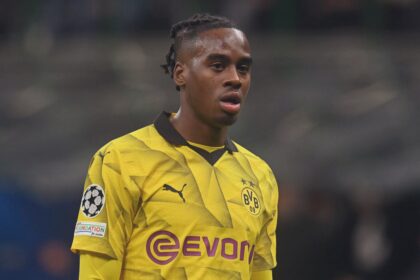 Chelsea dilaporkan sedang dalam pembicaraan intensif untuk memboyong winger muda Borussia Dortmund, Jamie Bynoe-Gittens (sering disingkat Jamie Gittens), dengan tawaran mencapai £50 juta (sekitar Rp 1 triliun). (cr/x.com)