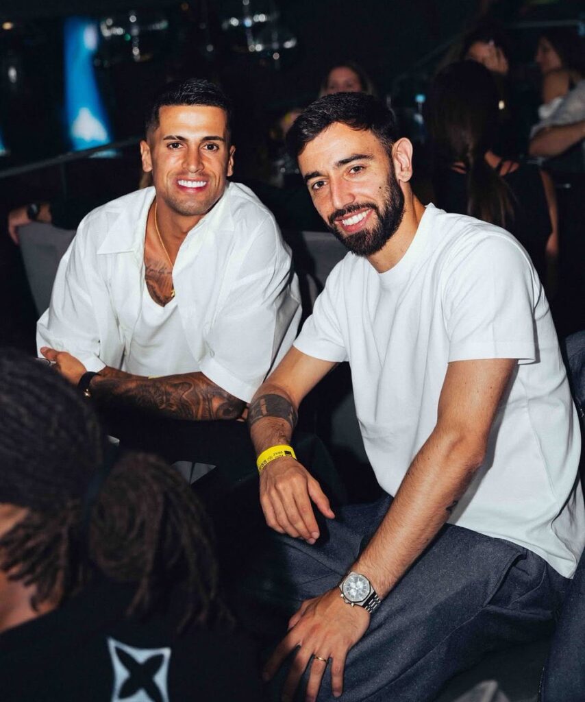 Gelandang serang Manchester United, Bruno Fernandes, santer dikabarkan menjadi target utama klub raksasa Arab Saudi, Al-Hilal. (cr/x.com)